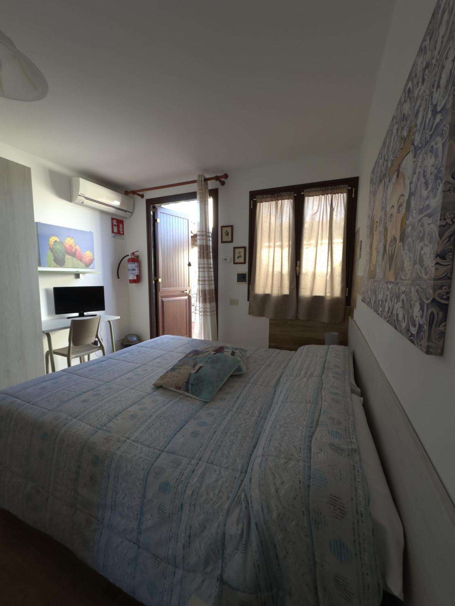 Bed and Breakfast Mareblu Чефалу Экстерьер фото
